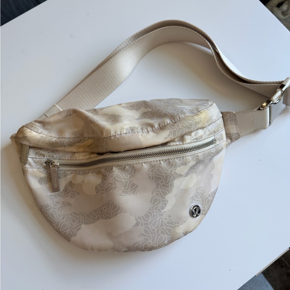 lululemon athletica Neutral Beige Cream Patterned Crossbody Belt Bag